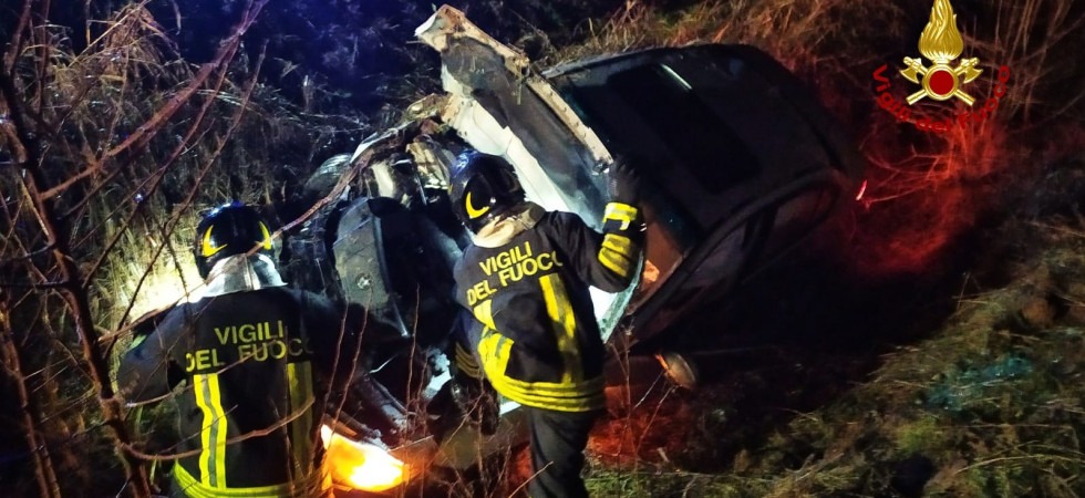 L'auto finisce in un canale di scolo a lato dell'autostrada ma il conducente non si trova: l'allarme lungo l'A4